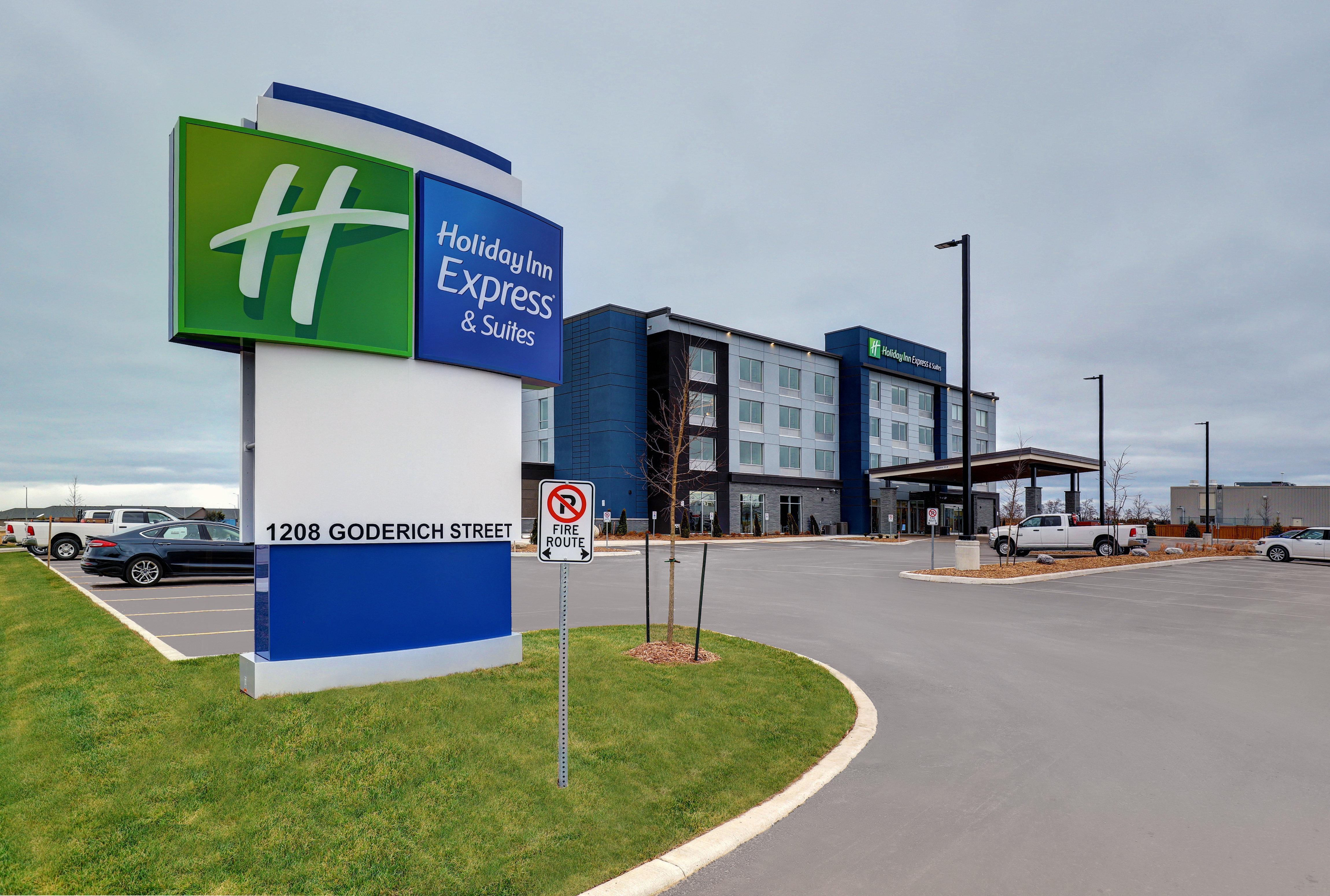 Holiday Inn Express & Suites - Порт Елгин Екстериор снимка